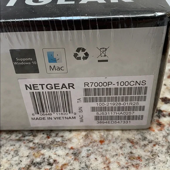 NWT gear Nighthawk AC 2300 Smart WiFi Router Model # R700P - Picture 3 of 3